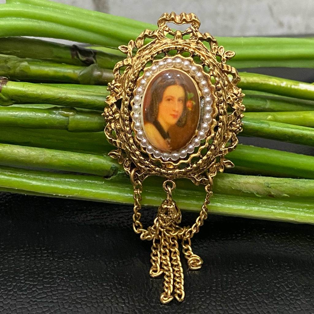 Vintage Art Signed Lady Portrait Cameo Ornate Gold-Tone Brooch 35$